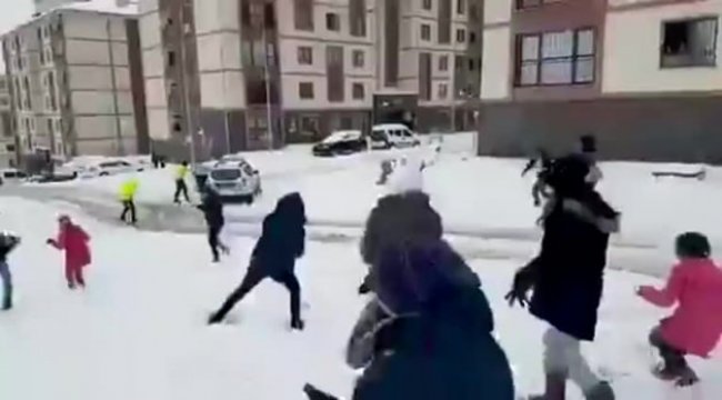 Sosyal medyada büyük ilgi gördü! Çocuklar ve polislerin kar topu savaşı