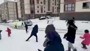 Sosyal medyada büyük ilgi gördü! Çocuklar ve polislerin kar topu savaşı