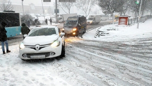 Kar yağışı İstanbul trafiğini kitledi