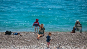 Kısıtlama öncesi Konyaaltı Sahili'ne akın ettiler