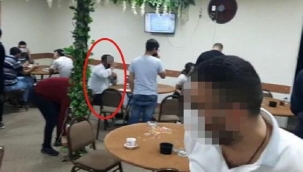 Kumar baskınında ilginç görüntü! Çay içmeye devam etti