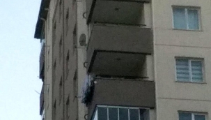 İntihar için balkona çıkan şahıs ikna edildi