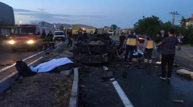 Konya'da otomobil ile kamyon çarpıştı: 2 ölü, 1 yaralı