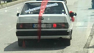 Aracının arka camına astığı yazıyla görenleri şaşkına çevirdi