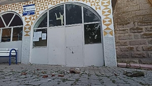 Depremde hasar gören cami ibadete kapatıldı