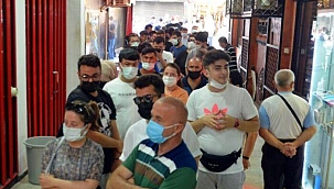 Havalimanında unutulan eşyaları almak için akın ettiler