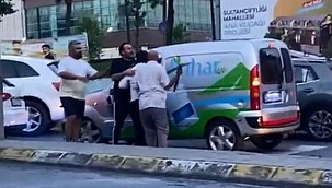 İstanbul'da trafikte şaşkına çeviren an: İlk defa kazmalı saldırıya tanık oluyorum