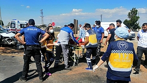 Kayseri'de minibüs aydınlatma direğine çarptı: 5 yaralı