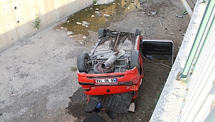 Otomobil su kanalına devrildi: 3 yaralı