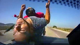 Otomobilin çarptığı motosiklettekiler metrelerce yükselip, yola savruldu: Kaza kamerada
