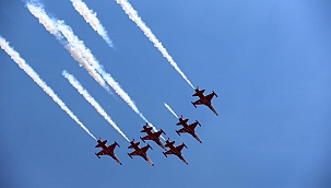 Türk Yıldızları Kayseri'de gösteri uçuşu yaptı
