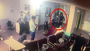 Yardım istedi, polisin tabancasını kaptı! Anbean kamerada