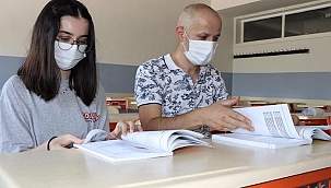 25 yıl sonra liseden kızıyla birlikte mezun oldu!