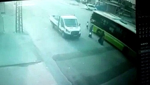 Adana'da aniden yola fırlayan küçük çocuğa otobüsün çarpma anı kamerada