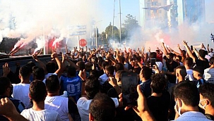 Adana'da Balotelli izdihamı! Dünyaca ünlü futbolcuya dokunmak için birbirleriyle yarıştılar