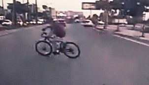 Adana'da sokak köpeklerinin saldırdığı bisikletli çocuk, yola fırlayınca aracın altında kaldı