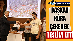 Başkan Kura Çekerek Teslim Etti