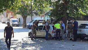 Dehşete düşüren olay! Çaldığı araçtan ateş açıp polisi yaraladı, köşeye sıkışınca intihar etti