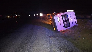 Düğüne gidenlerin bulunduğu minibüs şarampole devrildi: 12 yaralı