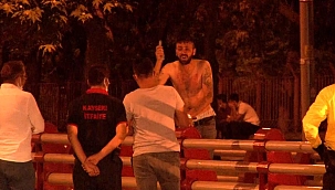 Elinde bıçakla köprüye çıkan şahıs ikna edildi