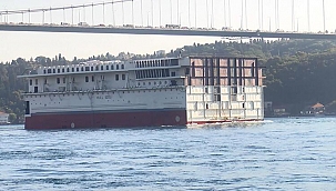 İstanbul Boğazı'nda dikkat çeken görüntü