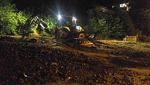 Kastamonu yolunda heyelan! iki araç toprak altında kaldı