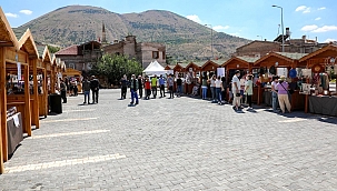 Maharetli Eller yapıyor, pazarda alıcısıyla buluşuyor