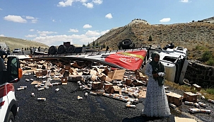 Otomobil ile çarpışan tır devrildi, meyve suyu kolileri yola saçıldı