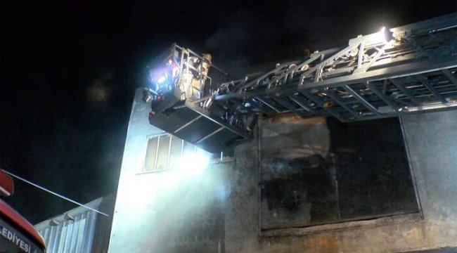 Pendik'te korku dolu gece! Banyo malzemesi üreten fabrika yandı