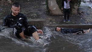 Samsun'da ilginç anlar! Göle dönen caddede suyun içine yatıp keyif yaptı