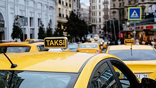 Taksimetre açmadan fiyat belirlemiş! Turistleri dolandırmaya çalışan taksici yakayı ele verdi