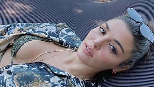 Tatile çıkan Hande Erçel, peş peşe bikinili pozlarını paylaştı