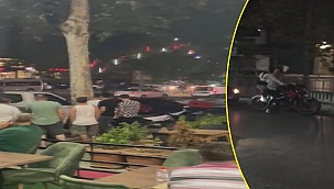 Tek tekerlek üzerinde giderken motosikletin üzerinden düştüler! Çevredekiler 'Süper oldu' dedi!