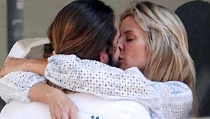 Teknede sıcak dakikalar! Genç eşini öpücüklere boğdu