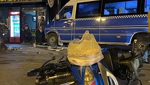 Yolcu minibüsü ile elektrikli bisiklet çarpıştı: 3 yaralı