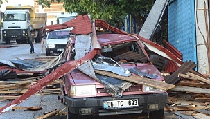 Ankara'yı fırtına vurdu! Parçalar yüzlerce metre uzağa savruldu