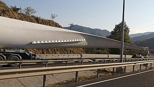 Şaşkına çeviren olay! Rüzgar türbin kanadını taşıyan TIR sıkışınca trafik felç oldu