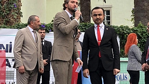 Aşı karşıtları mitinginde 'sahte cumhurbaşkanı'na yoğun ilgi