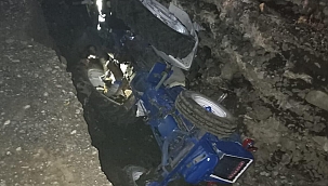 Devrilen traktördeki anne ile oğlu öldü