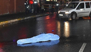 Gaziosmanpaşa'da korkunç kaza! Yemek yemek için yoldan karşıya geçen 3 kişi feci şekilde can erdi