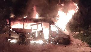 Görenler itfaiyeyi aradı! Öğrenci servisi alevler içinde