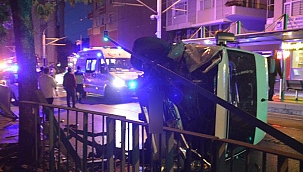 Güngören'de servis minibüsü tramvay yoluna devrildi, seferler durdu