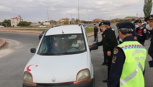 Kayseri'de jandarma trafik kontrolünde baklava ve çikolata ikram etti