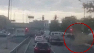 Kum kamyonu polisin üzerine devrildi! O anlar kamerada