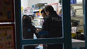 Müşterilerin müdahale ettiği silahlı soyguncu kaçtı