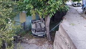 Otomobil evin bahçesine düştü: 2 yaralı
