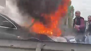 Otomobildeki yangını diğer sürücüler söndürdü