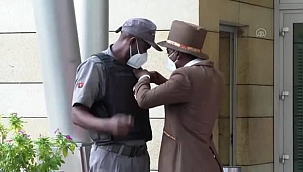 Ülkede gündem Türkiye! Tüm otel çalışanları Türk bayrağı rozeti taktı