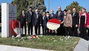 Eski başbakanlardan Bülent Ecevit, kabri başında anıldı