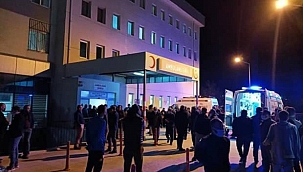 İzmir'de minibüs traktör römorkuna çarptı: 3 yaralı